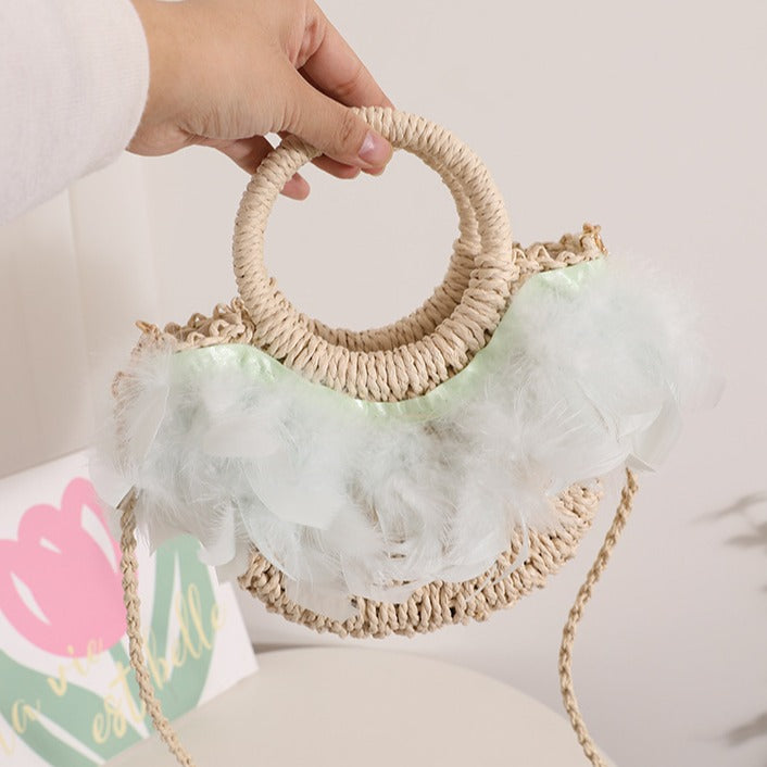 Fairy Feather Umhängetasche aus Stroh, süße tragbare halbkreisförmige Strohtasche, gewebte Tasche, Rattan-Webtasche, Strandtasche für den Urlaub am Meer