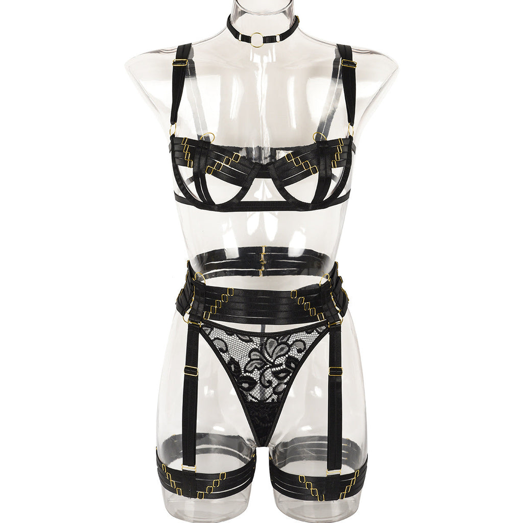 Ensemble sexy quatre pièces, artisanat complexe et sophistiqué, sous-vêtements à bretelles multiples ornés de surpiqûres.