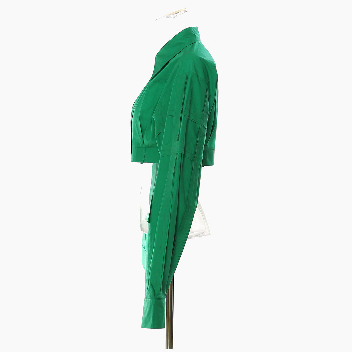 Haut court personnalisé pour femme, collection automne-hiver, avec coutures décoratives.