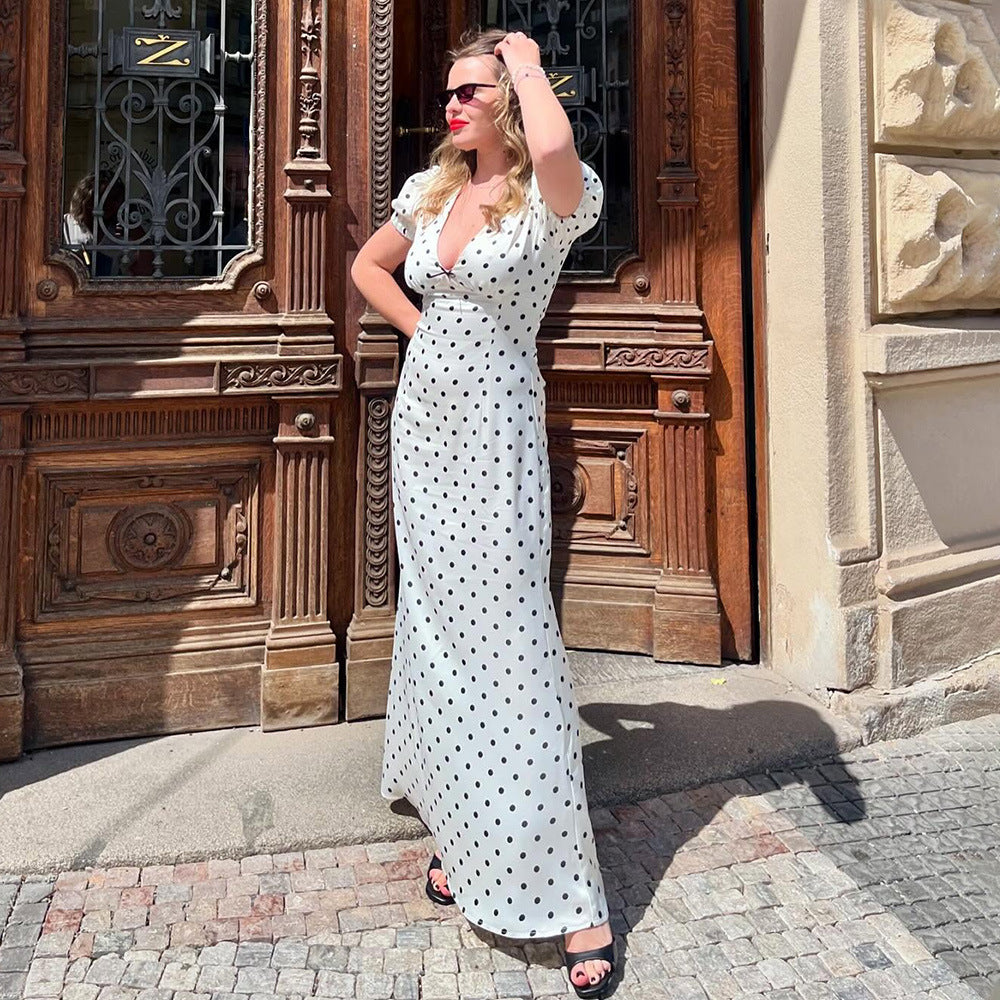 Robe longue élégante et sexy à pois, avec col en V, taille ajustée, lacets et manches bouffantes.