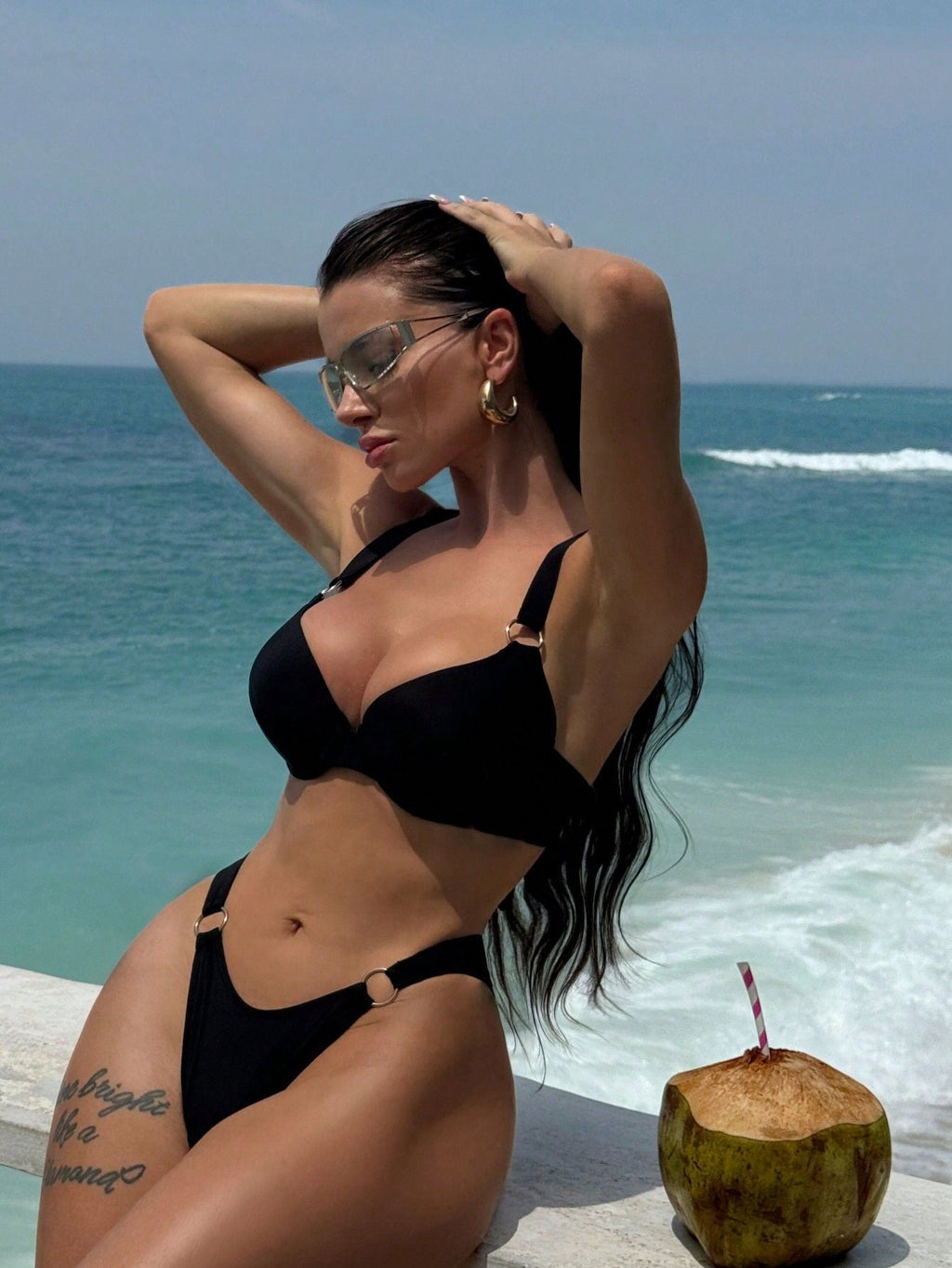 Einfarbiger Hartschalen-Bikini mit geteiltem Schnitt