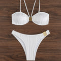Maillot de bain deux pièces pour femme avec boucle en métal, rembourrage de poitrine et boucle décorative.