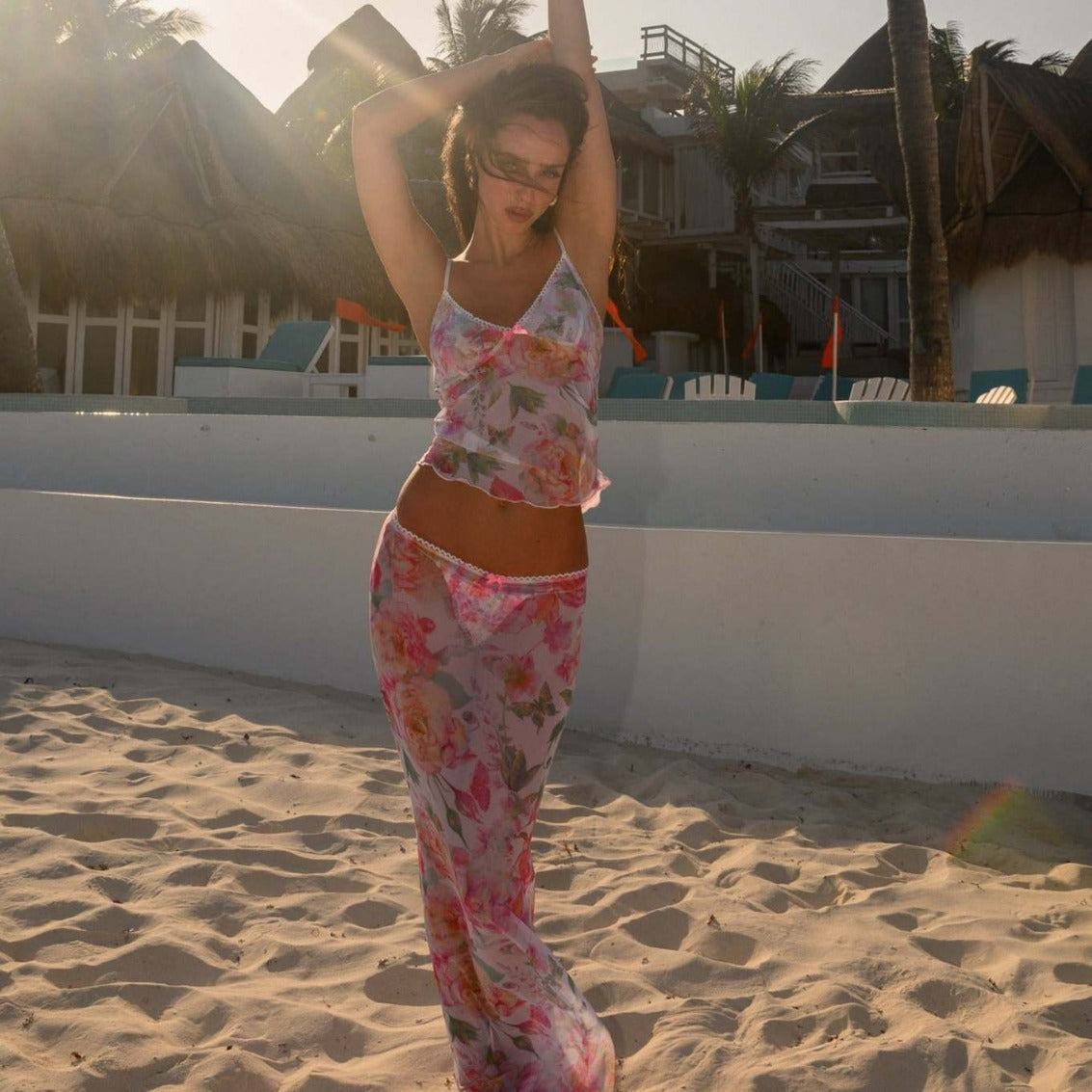 Ensemble jupe en dentelle fendue sexy avec bretelles et robe de plage vaporeuse à fleurs