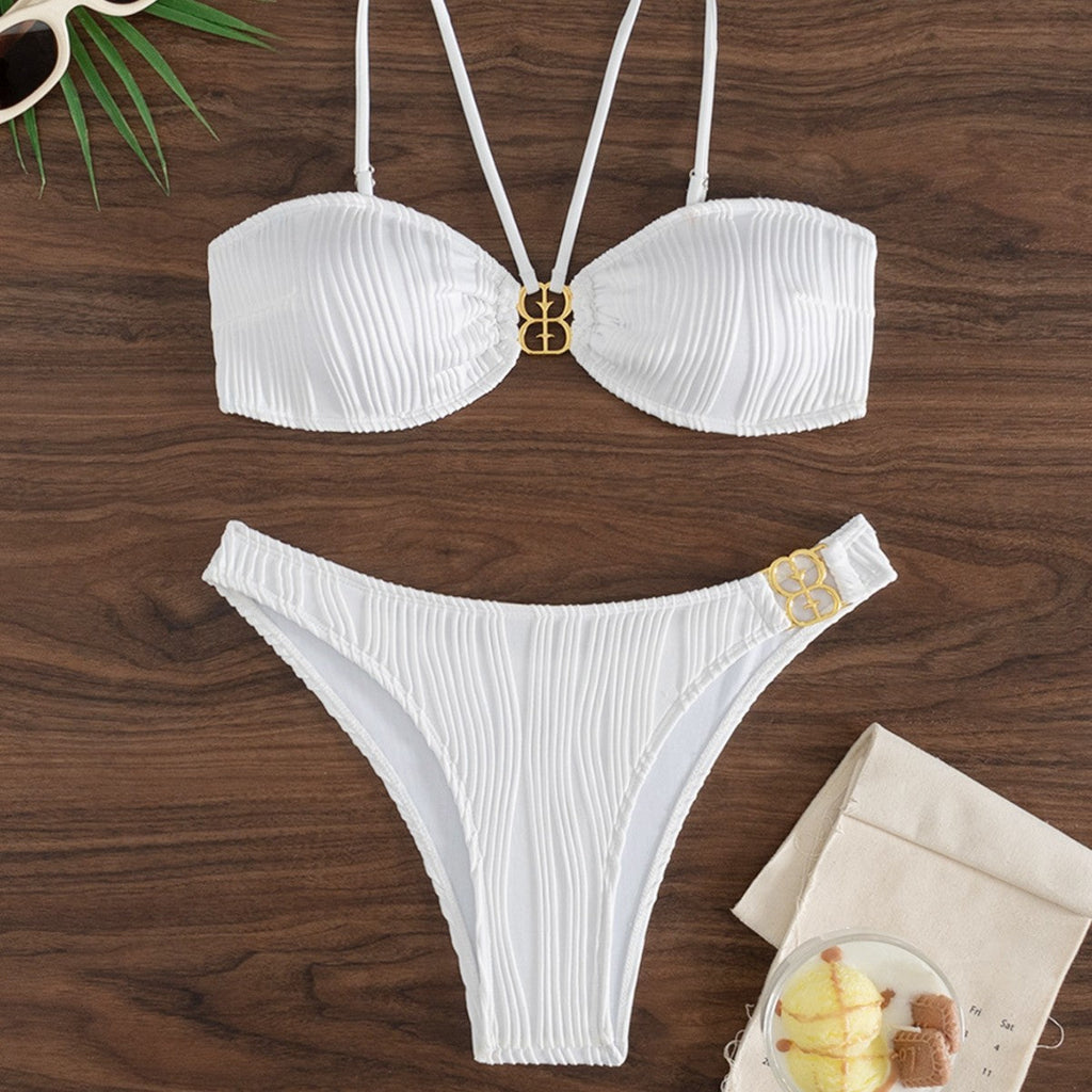 Maillot de bain deux pièces pour femme avec boucle en métal, rembourrage de poitrine et boucle décorative.