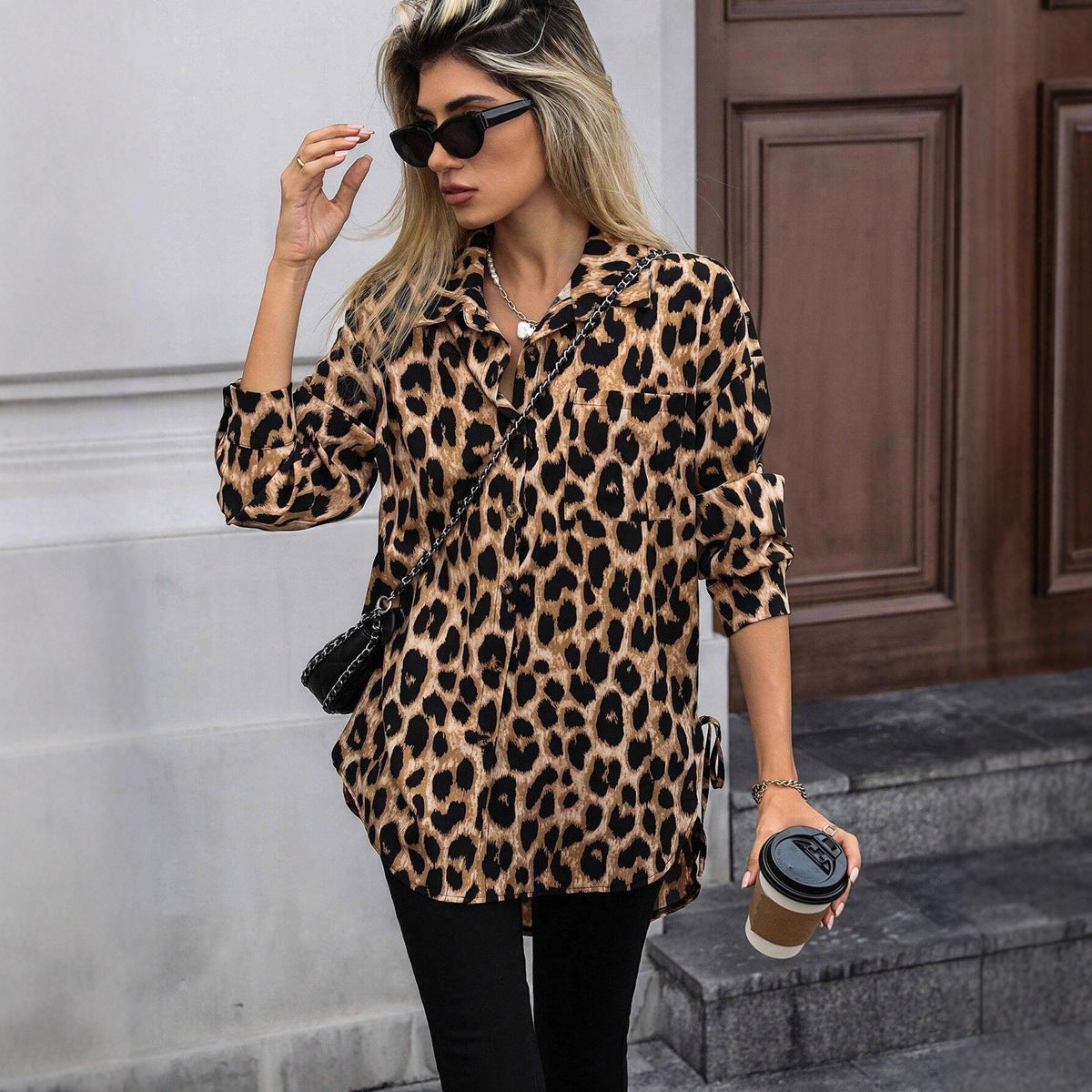 Chemise longue imprimée à manches longues en satin léopard pour femme