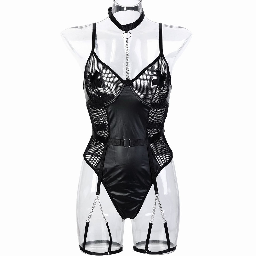 Combinaison sexy à chaîne lourde, en similicuir, avec surpiqûres en cuir, maille ajourée, découpes, effet de perspective et autocollants en croix