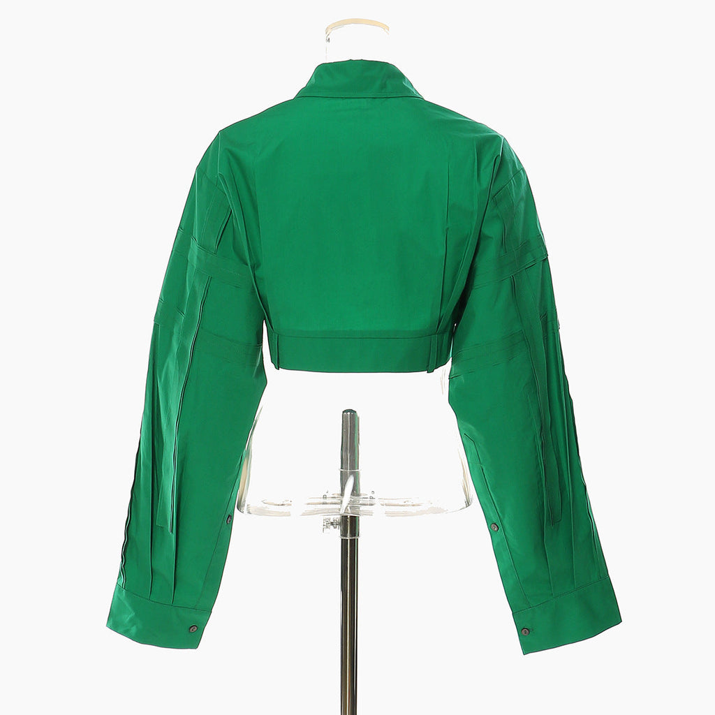 Haut court personnalisé pour femme, collection automne-hiver, avec coutures décoratives.