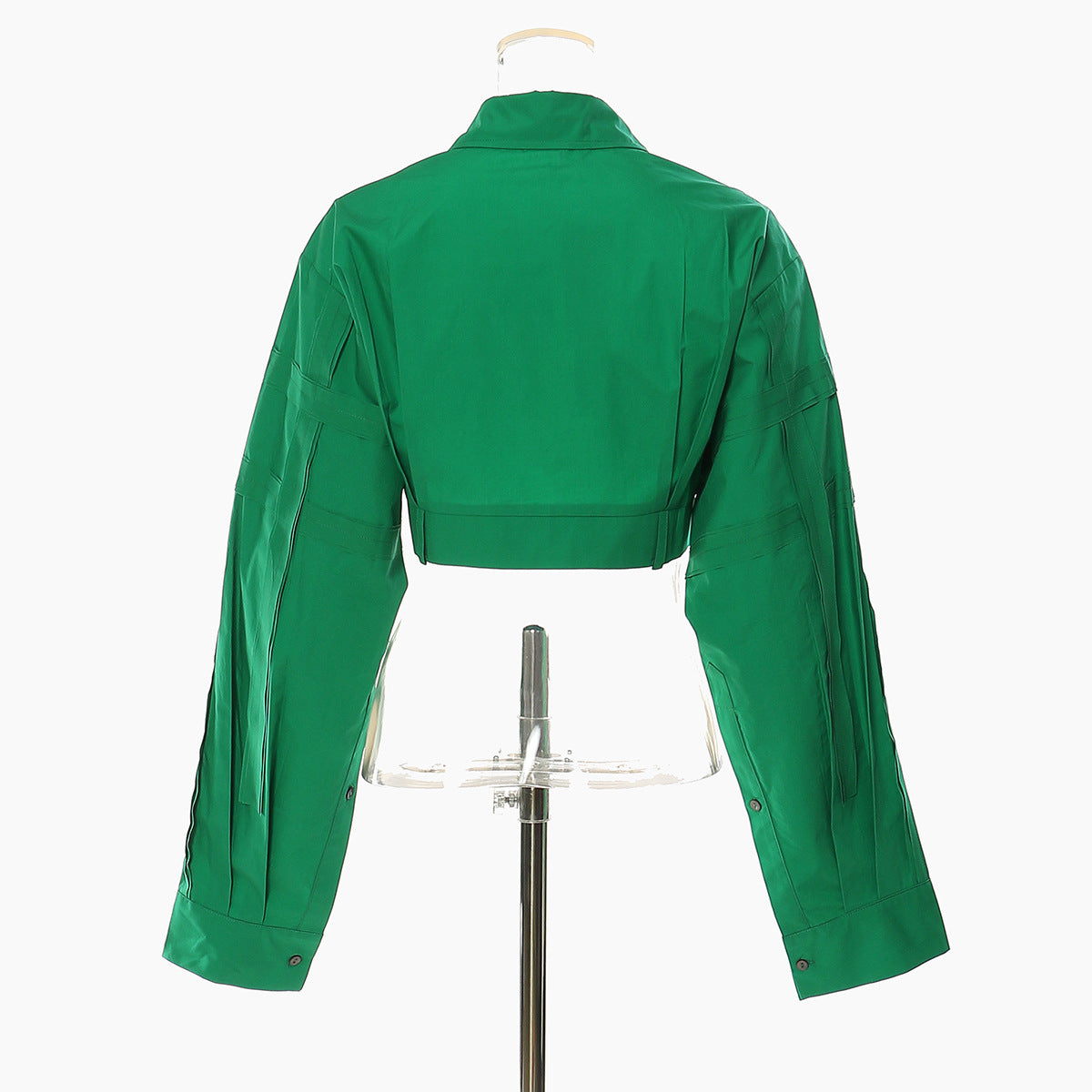Haut court personnalisé pour femme, collection automne-hiver, avec coutures décoratives.