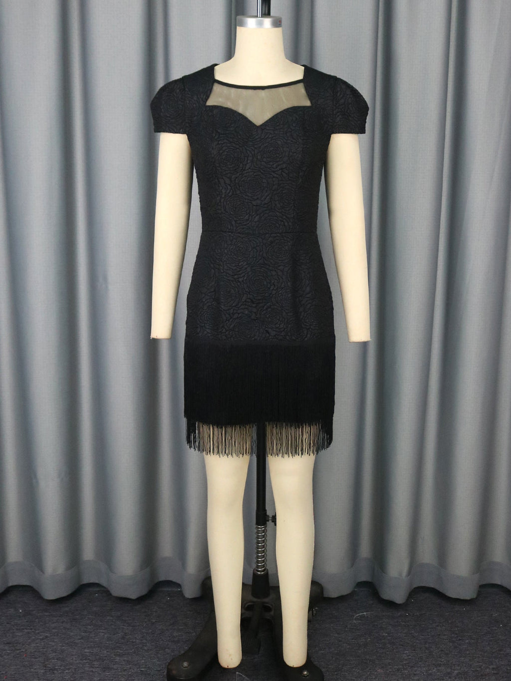 Robe de soirée cocktail noire française en maille ajourée avec pompons et col rond