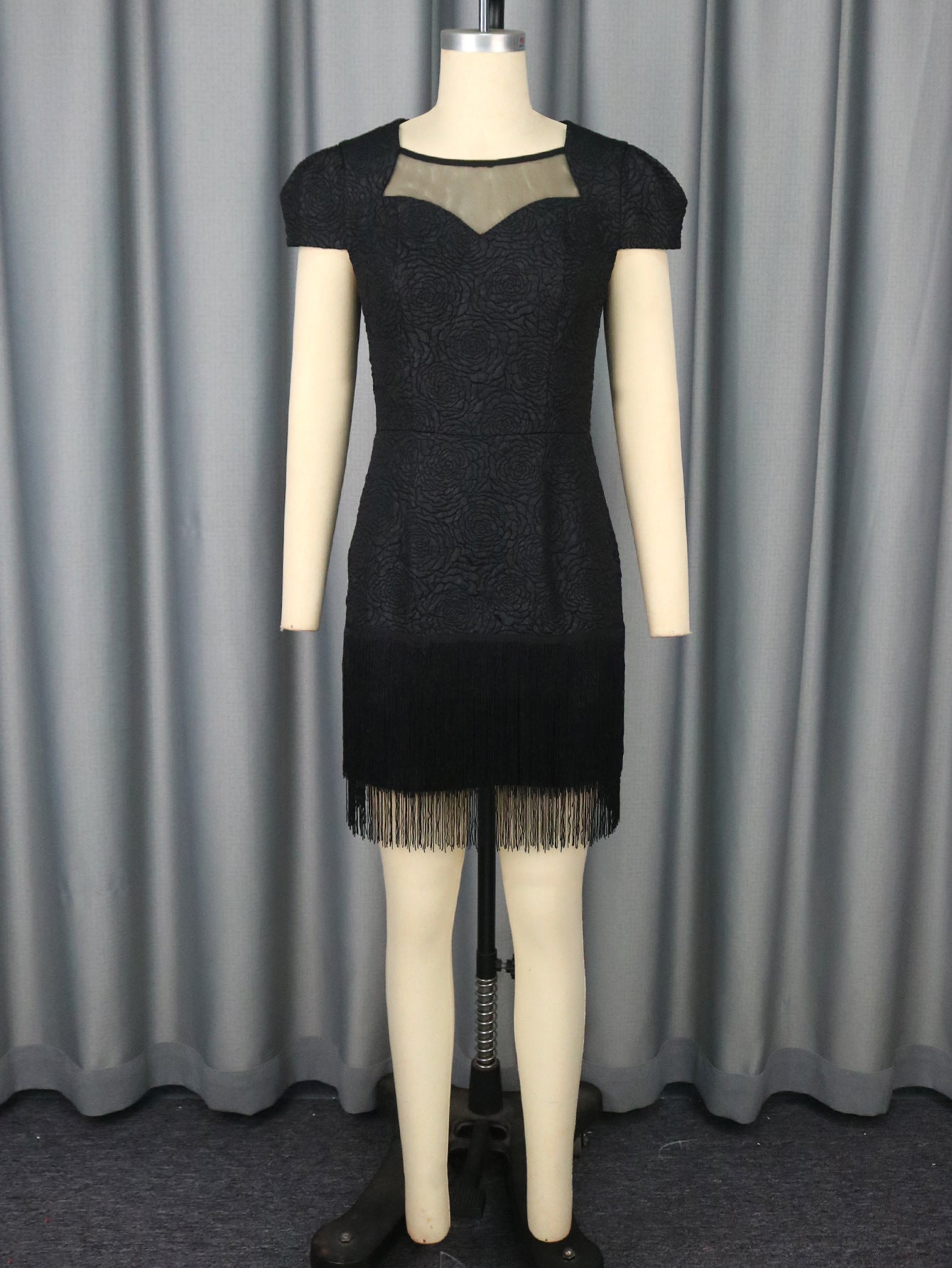 Robe de soirée cocktail noire française en maille ajourée avec pompons et col rond