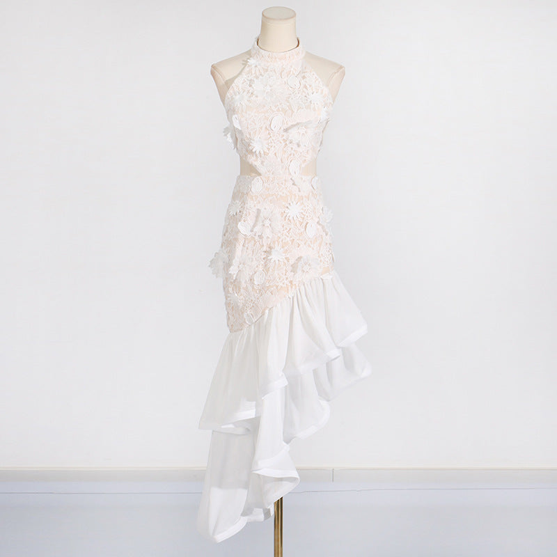 Robe élégante et simple d'été à col rond, sans manches, courte, avec des fleurs en trois dimensions et un ourlet irrégulier asymétrique.