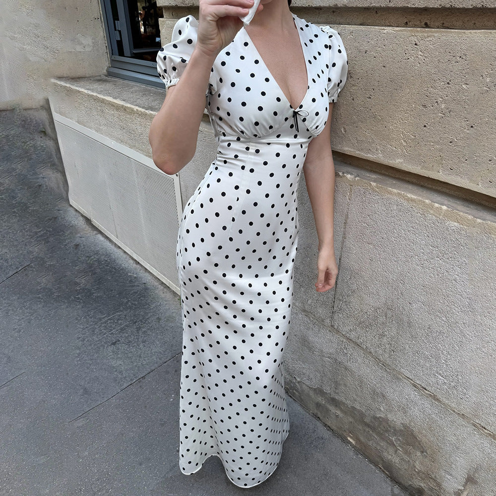 Robe longue élégante et sexy à pois, avec col en V, taille ajustée, lacets et manches bouffantes.