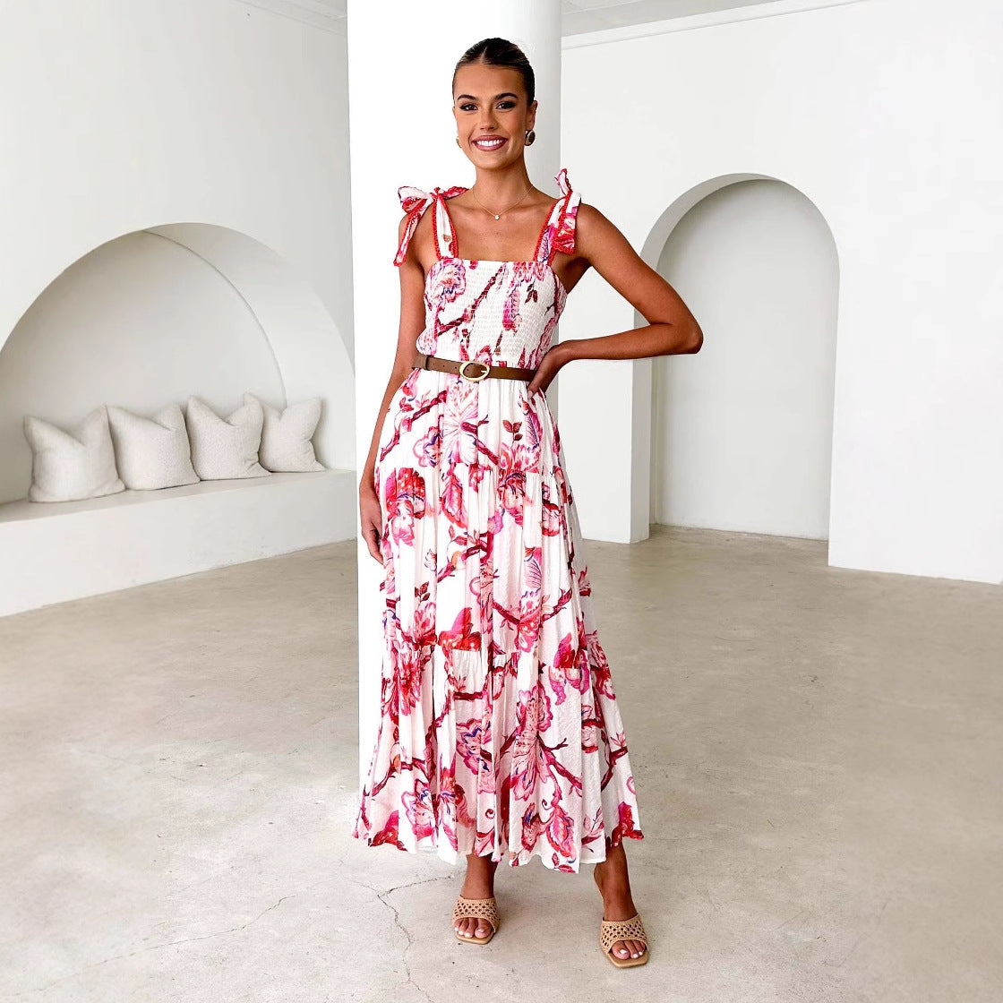 Frühling Sommer Blumenbedrucktes Sling-Smocked-Kleid mit elastischer Taille, geknoteten Schulterträgern und großem Schwung, lang