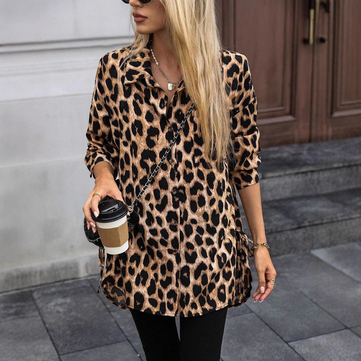 Chemise longue imprimée à manches longues en satin léopard pour femme