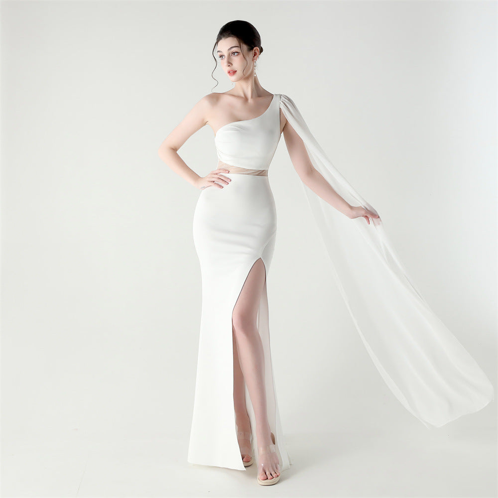 Robe de cocktail slim en satin avec coutures en maille et motif bandoulière asymétrique