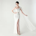 Robe de cocktail slim en satin avec coutures en maille et motif bandoulière asymétrique