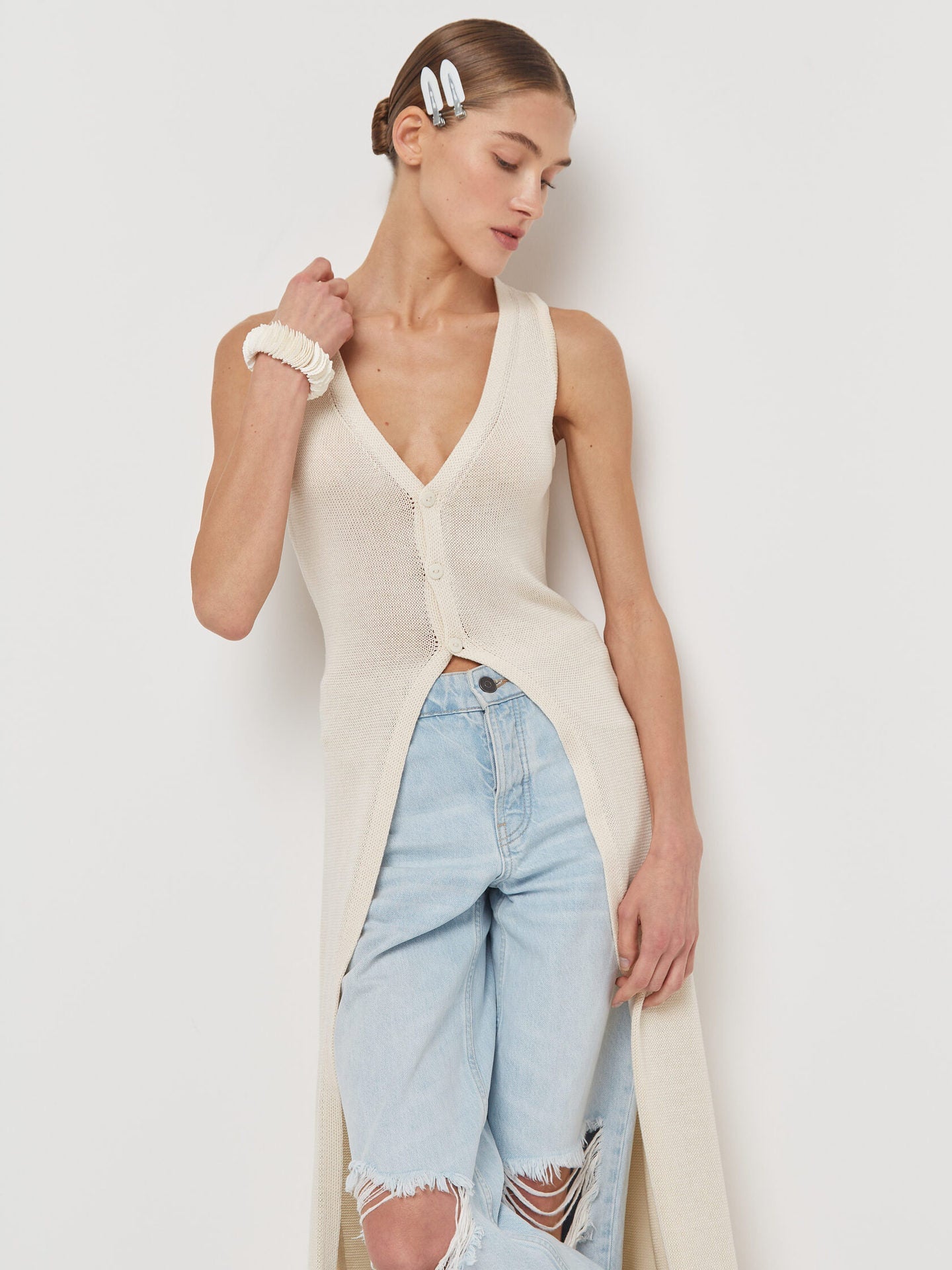 Cardigan femme fin décolleté en V, long sans manches, fendu, boutonné