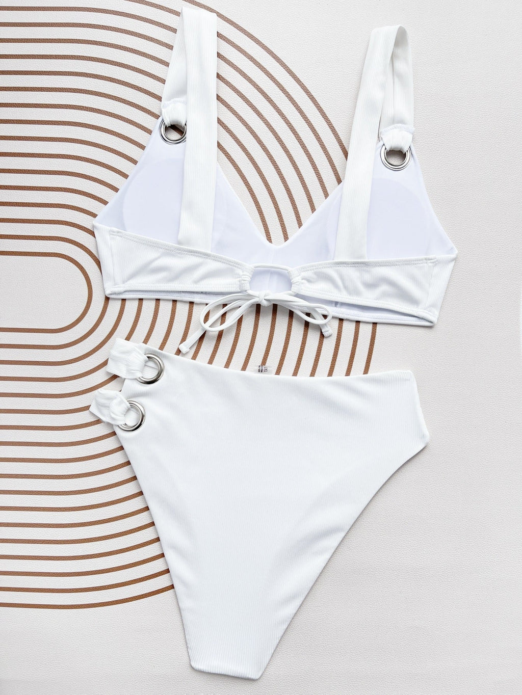 Bikini, einfarbig, geteilt, kleiner gestreifter Badeanzug mit tiefem Ausschnitt