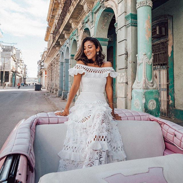 Sommer Damenbekleidung Schulterfreies Rüschen-Kleid mit Cutouts, weitem Saum und Spitze