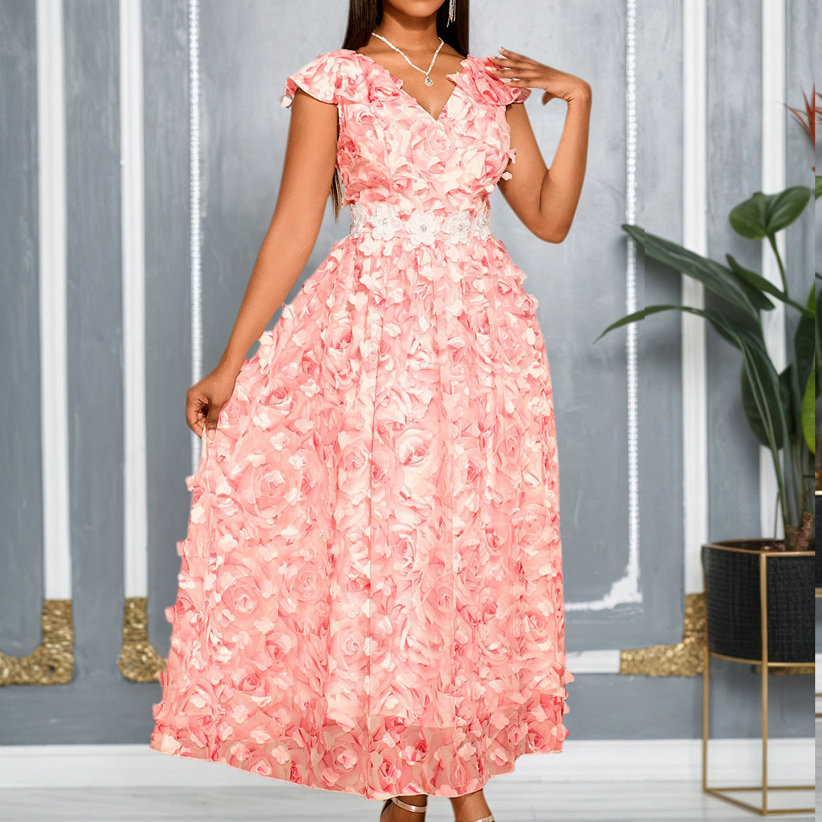 Robe de soirée élégante pour femme, col en V, manches courtes à volants, motif floral rose en relief, taille ajustée et jupe évasée.