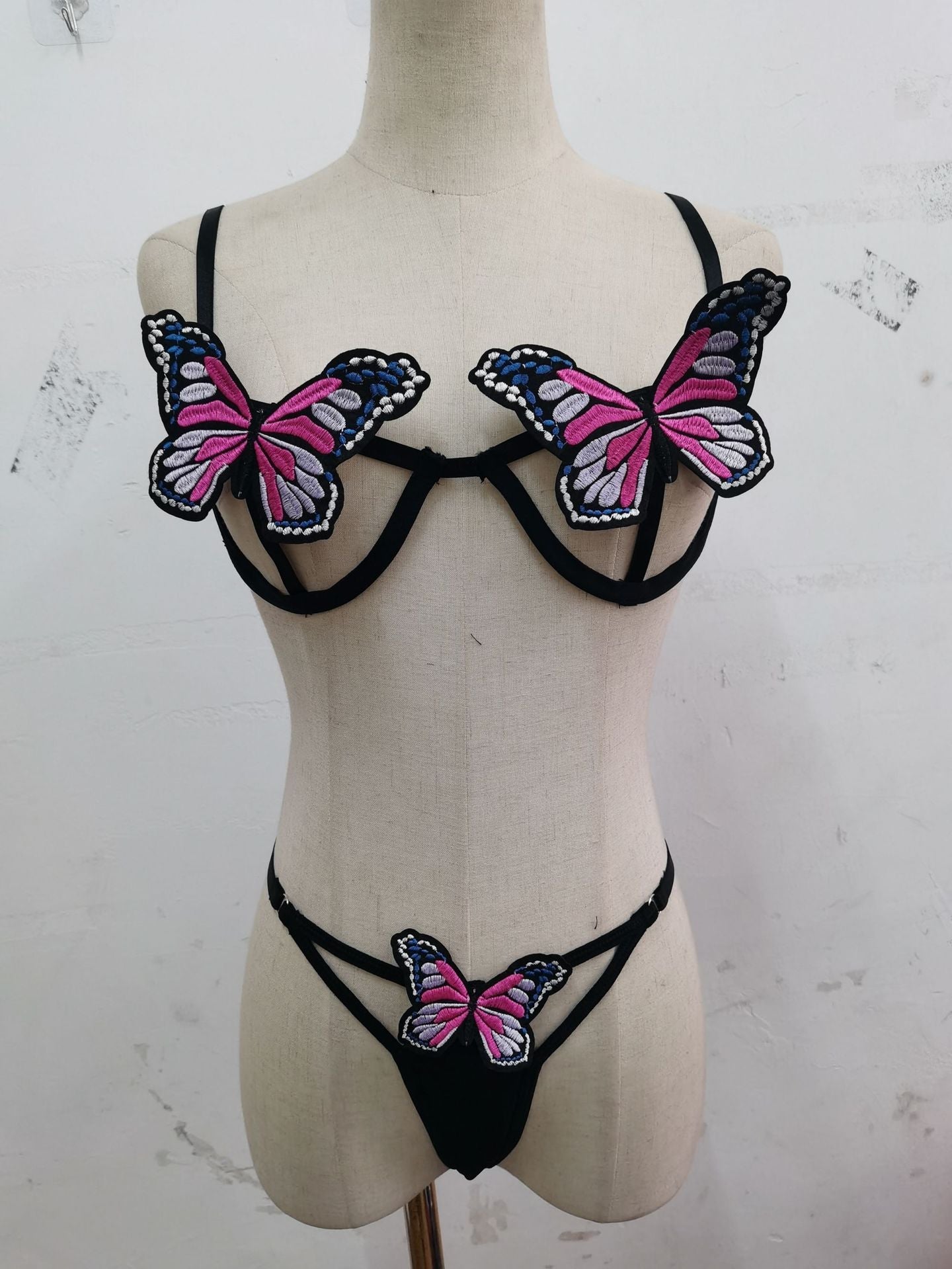 Combinaison sexy dos nu brodée papillon à fente