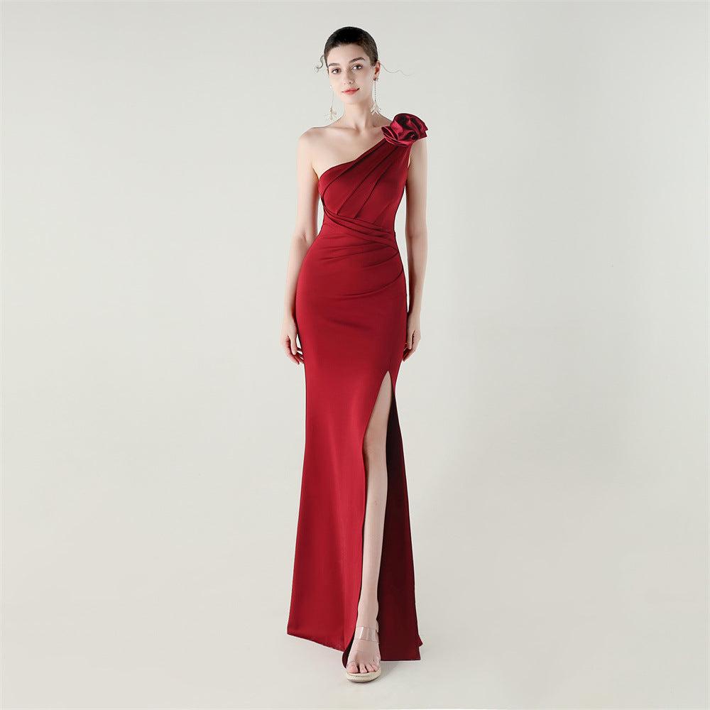 Ein Schulterdreidimensionales florales Satin Falten Hoch Schlitz Sexy Abendkleid Dinner Hochzeit Gesellschaftlich
