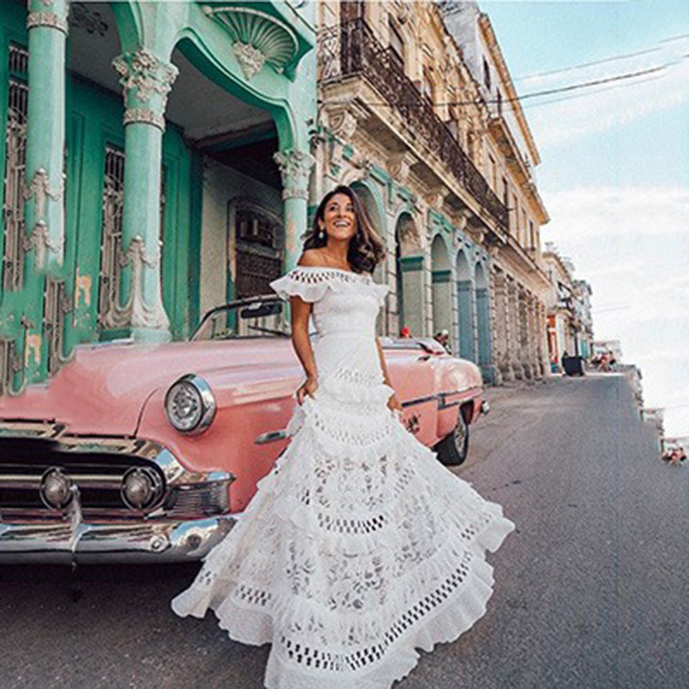 Sommer Damenbekleidung Schulterfreies Rüschen-Kleid mit Cutouts, weitem Saum und Spitze