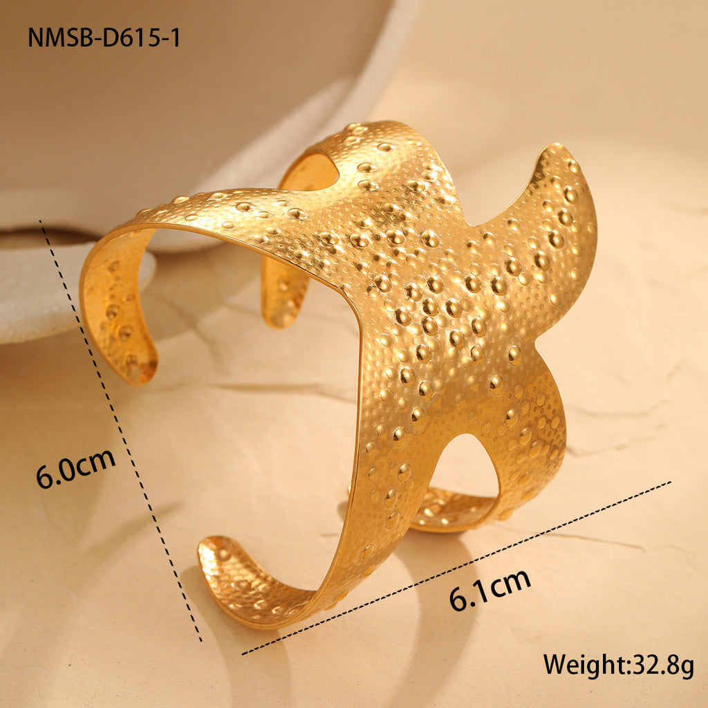 Bracelet en Acier Inoxydable et Titane Plaqué Or 18 Carats avec Thème Océan, Étoile de Mer et Coquillage Exagérés