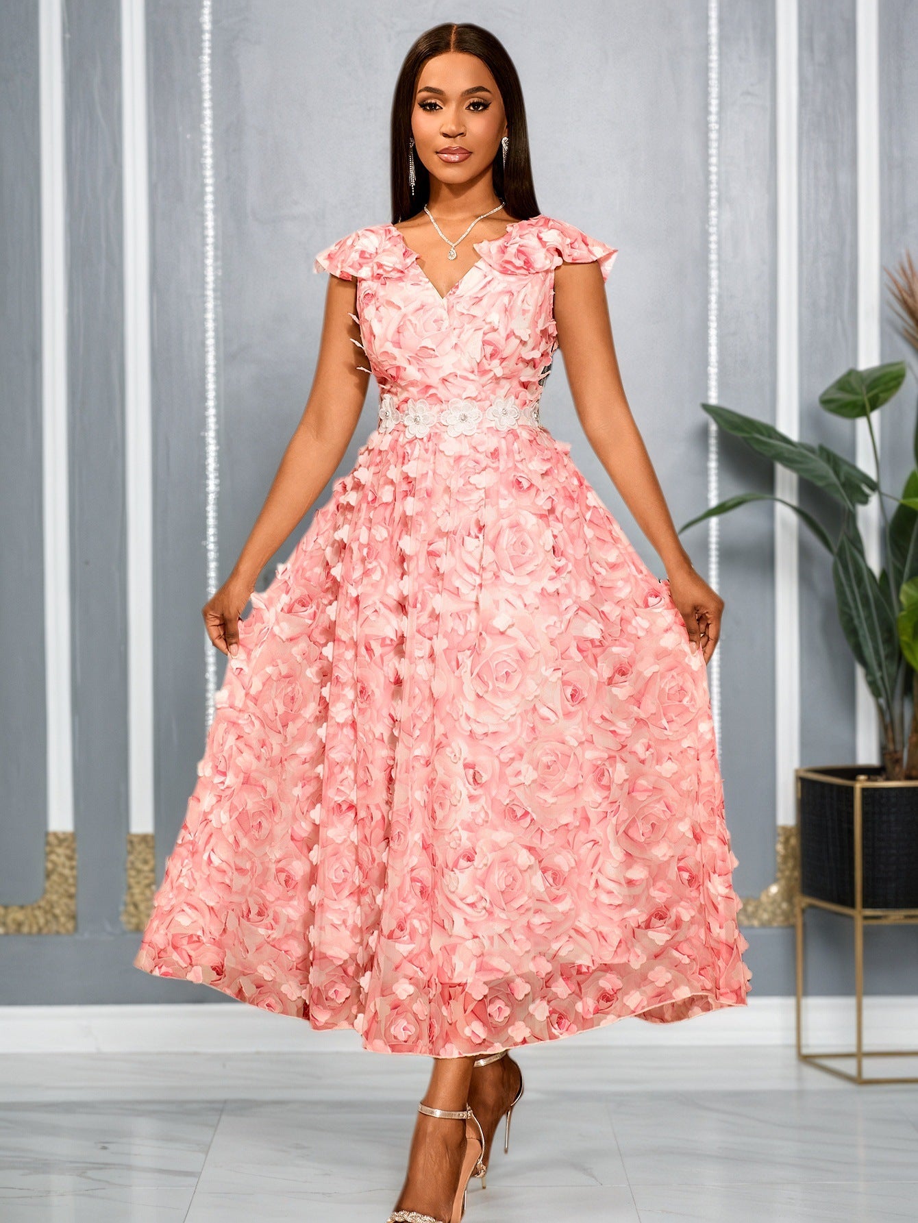 Robe de soirée élégante pour femme, col en V, manches courtes à volants, motif floral rose en relief, taille ajustée et jupe évasée.