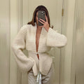 Manteau cardigan ample à découpes sexy et col plongeant en V profond pour femme, collection automne-hiver.