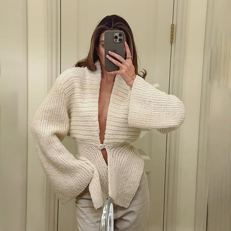 Manteau cardigan ample à découpes sexy et col plongeant en V profond pour femme, collection automne-hiver.