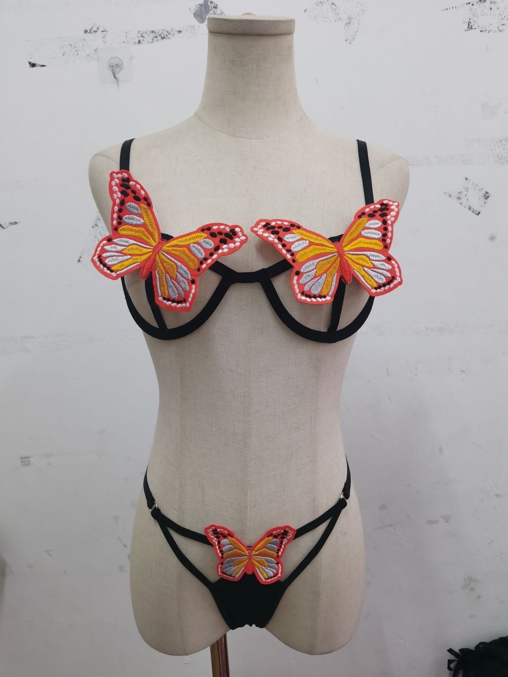Combinaison sexy dos nu brodée papillon à fente