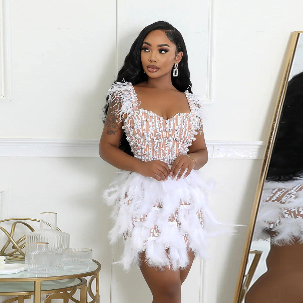 Robe Courte Luxe Col en V, Taille Cintrée, Ornée de Perles et Plumes