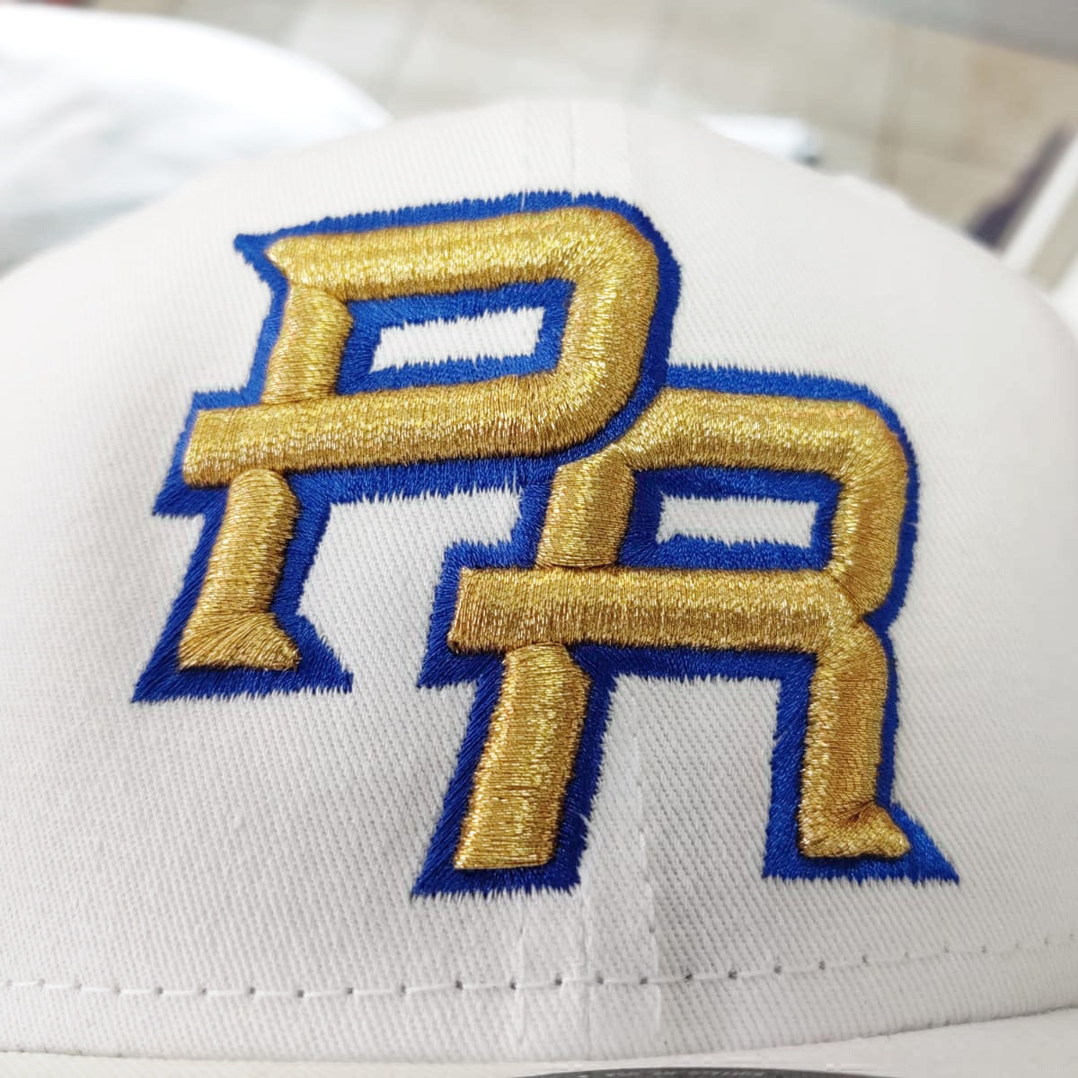 Casquettes Portoricaines Snapback Blanches/Or Métallique